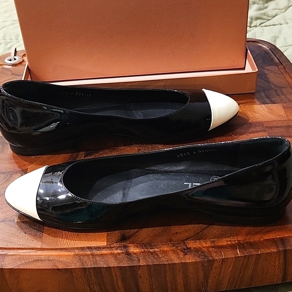 CHANEL Black and White Patent Flats EU 41 - EUC - Picture 5 of 10